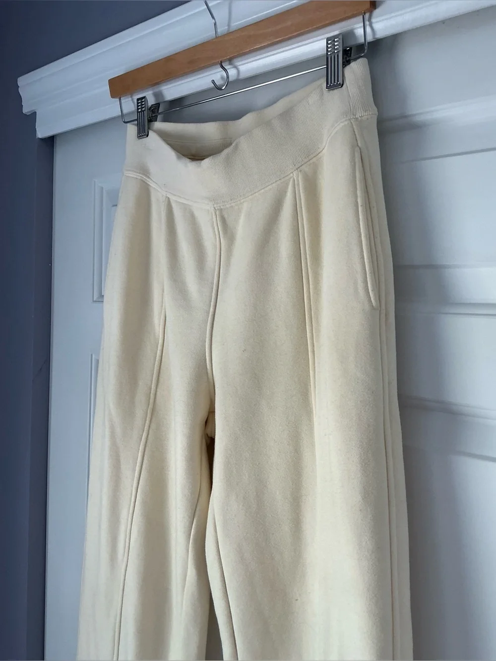 ALO Yoga Straight Leg Sweatpants in French Vanilla S
